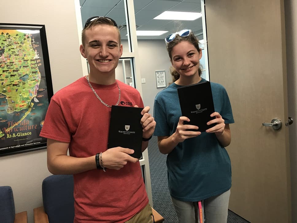 Incoming Freshmen Receive Bibles