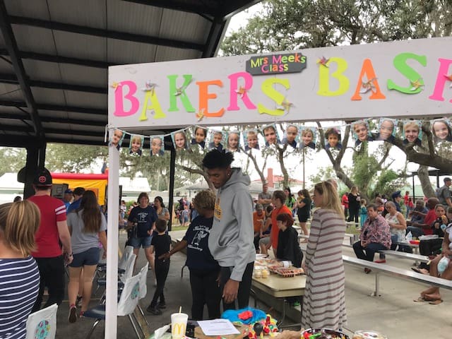 Men’s Basketball Team Volunteers at Fall Carnival
